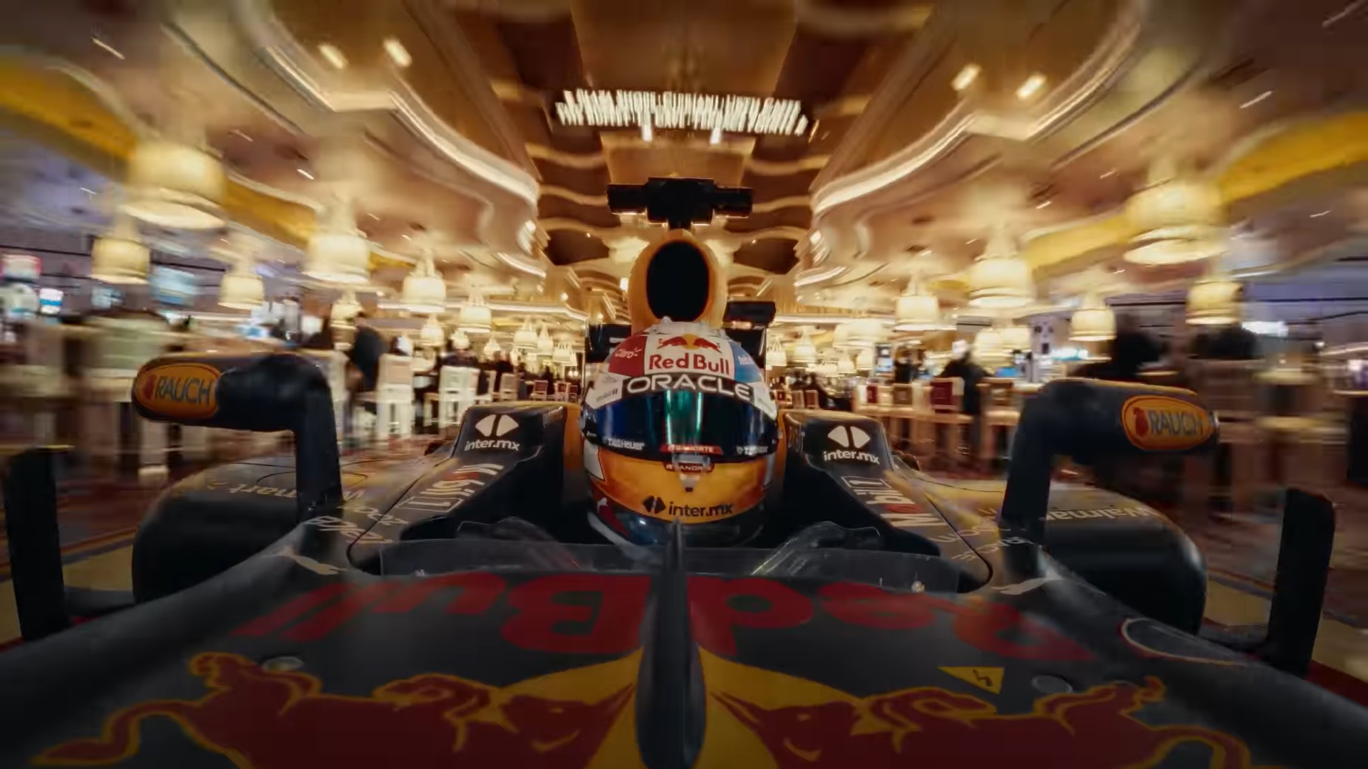Sergio Perez Kendarai Mobil F1 di Tengah Kasino Las Vegas 