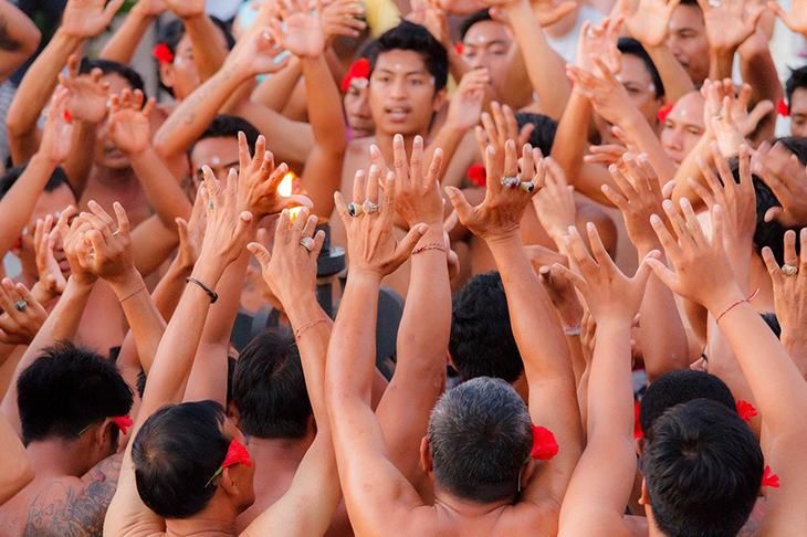 tari kecak
