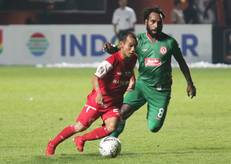 Pergerakan Riko Simanjuntak dibayangi gelandang bertahan PSS Sleman, Nerius Alom pada pertandingan di Stadion Maguwoharjo, Sleman, Jumat (15/3). (BolaSkor.com/Al Khairan Ramadhan)