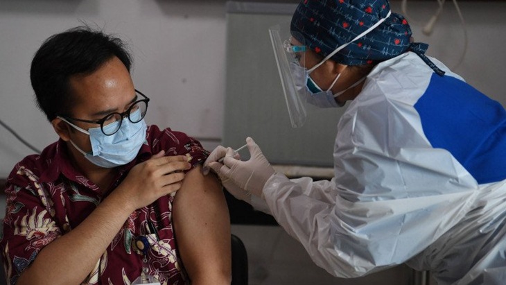 Petugas medis menyuntikan vaksin COVID-19 ke seorang dokter di RS Siloam TB Simatupang, Jakarta, Kamis (14/1/2021). (ANTARA FOTO/Wahyu Putro A/foc)