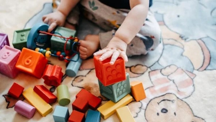 Keseringan Mendapat Mainan Bisa Bikin Anak Overwhelmed atau Overstimulated