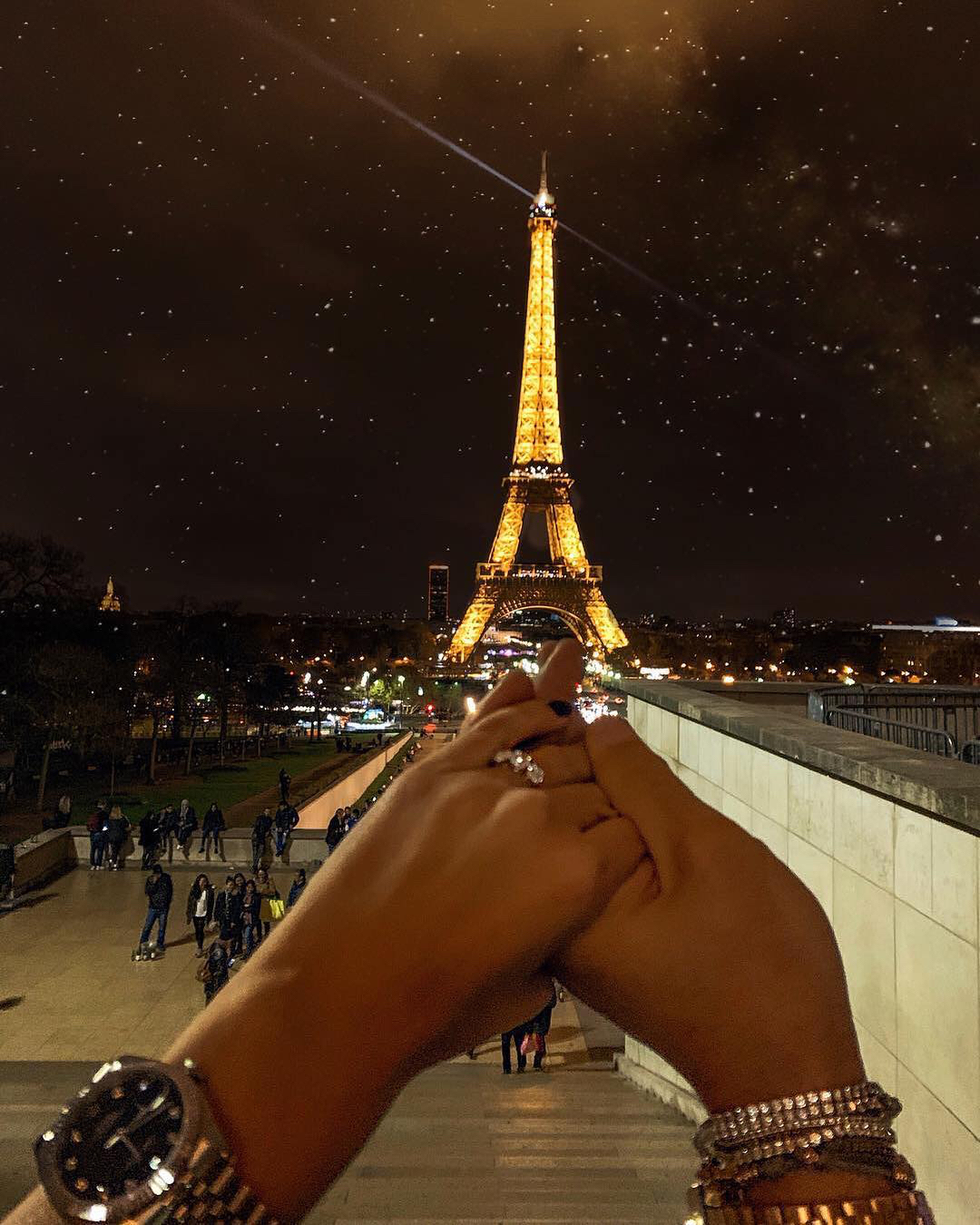 foto menara eiffel malam hari