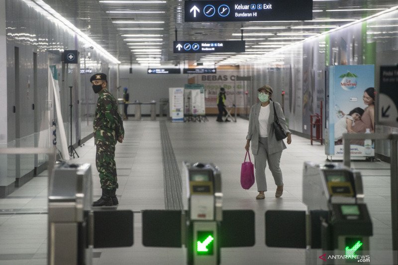 Prajurit TNI AD (kiri) berjaga di Stasiun MRT Bundaran HI, Jakarta, Rabu (27/5/2020). TNI-Polri mulai Selasa (26/5) menggelar pendisiplinan protokol kesehatan di 1.800 titik sarana publik yang berada di empat provinsi dan 25 kabupaten/kota yang bertujuan untuk menegakkan disiplin dan protokol kesehatan masyarakat saat pelaksanaan aktivitas normal baru di tengah pandemi COVID-19. ANTARA FOTO/Aprillio Akbar/hp.