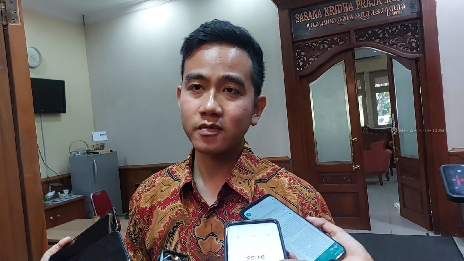 Gibran Dorong Erick Thohir Gunakan Teknologi VAR di Liga 1
