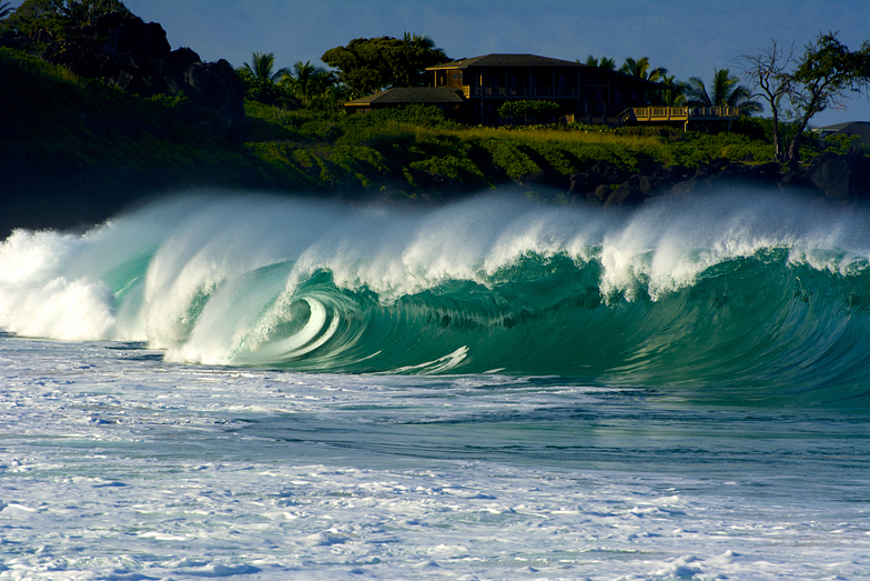 4 Spot Surfing Paling Angker di Dunia dengan Ketinggian Ombak Ekstrem 
