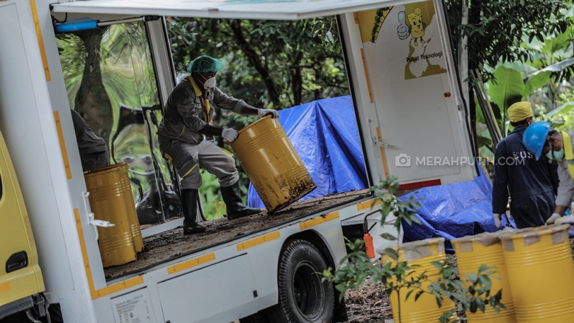 Petugas BATAN dan BAPETEN melakukan dekontaminasi zat radioaktif di Perumahan Batan Indah, Tangerang Selatan, Senin, (17/2). (Foto: MP/Rizki Fitrianto)