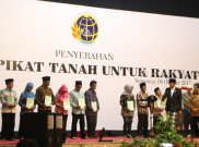 Bagi Sertifikat Tanah, Presiden Jokowi: Kalo Bisa Diberi Plastik Biar Ga Kena Air