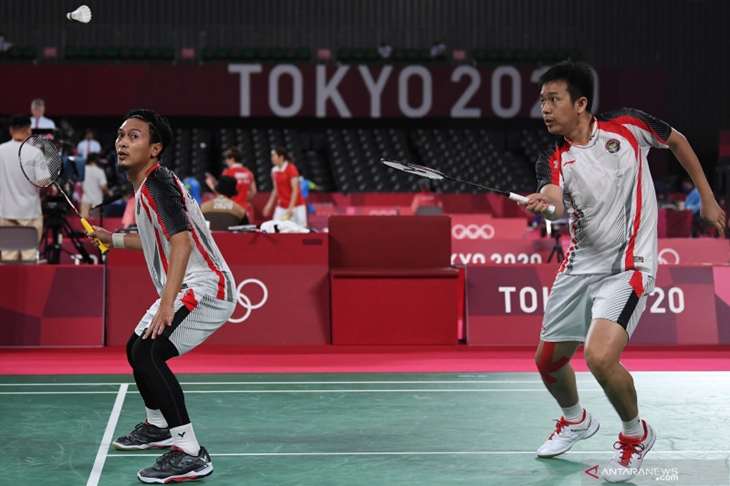 Ganda putra Indonesia Hendra Setiawan (kanan) dan Mohammad Ahsan mengembalikan kok ke arah ganda putra Korea Solgyu Choi dan Seungjae Seo dalam penyisihan Grup D Olimpiade Tokyo 2020 di Musashino Forest Sport Plaza, Tokyo, Jepang, Selasa (27/7/2021). Ahsan dan Hendra berhasil menjadi juara grup D setelah menang 21-12, 19-21, 21-18 atas Solgyu Choi dan Seungjae Seo. ANTARA FOTO/Sigid Kurniawan/wsj.