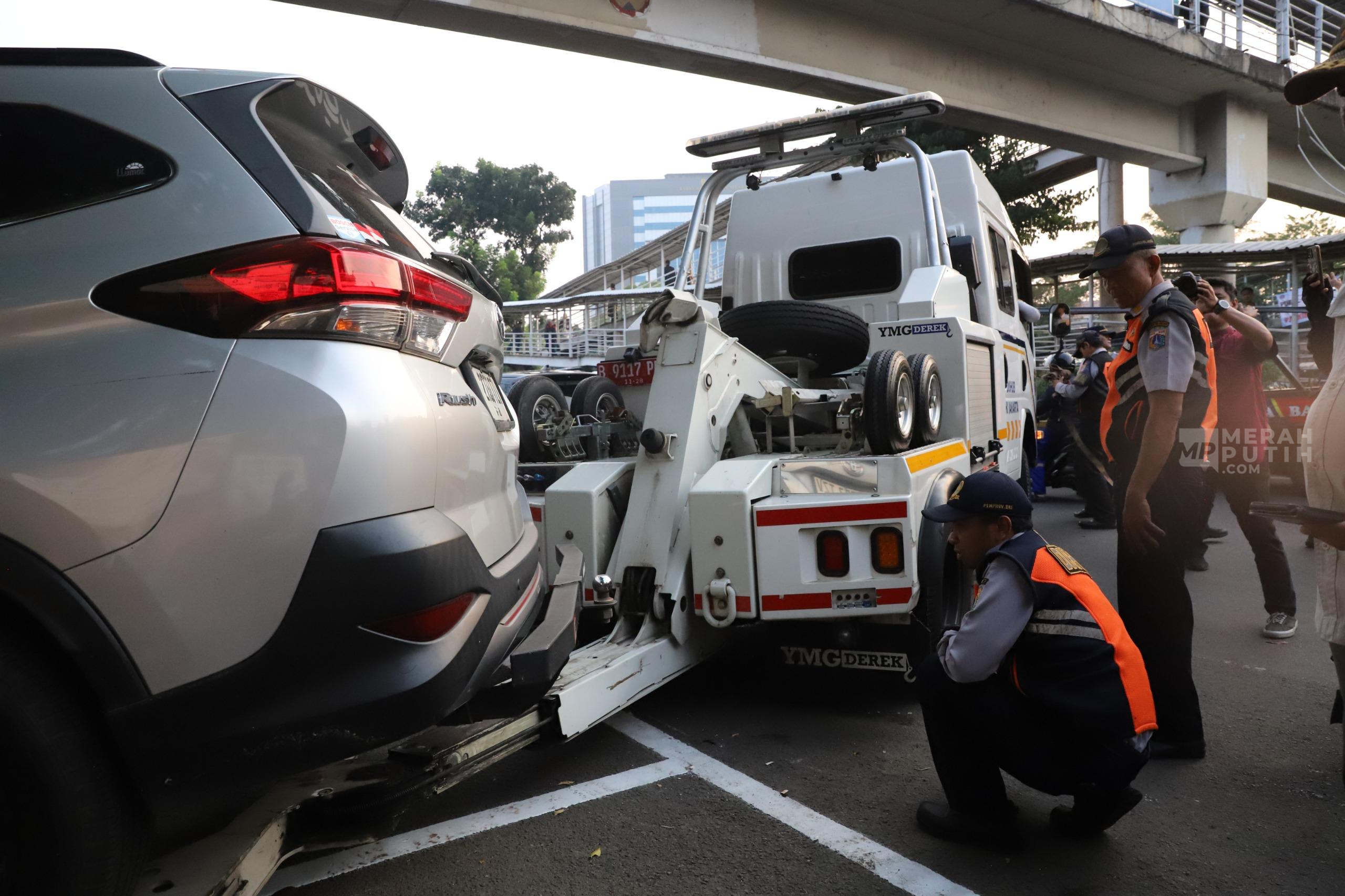 Dishub DKI Tertibkan Kendaraan Parkir Sembarang di Kawasan Cawang, 4 Mobil Diderek