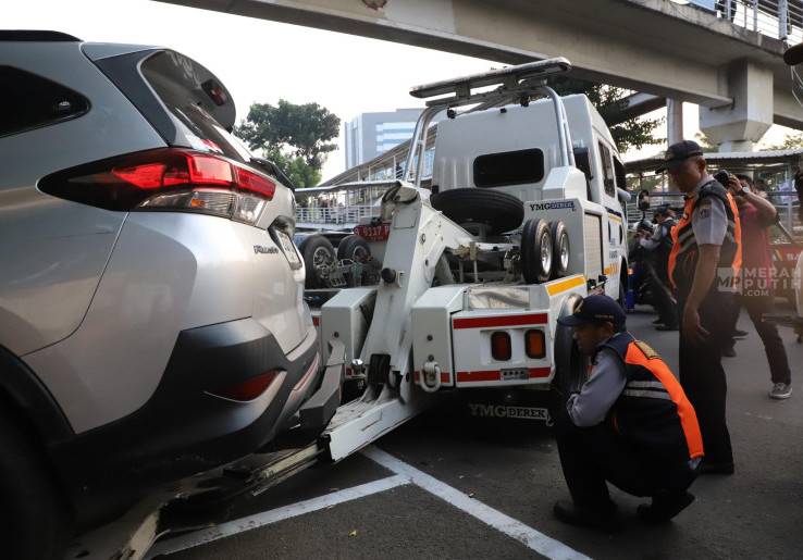 Dishub DKI Tertibkan Kendaraan Parkir Sembarang di Kawasan Cawang, 4 Mobil Diderek