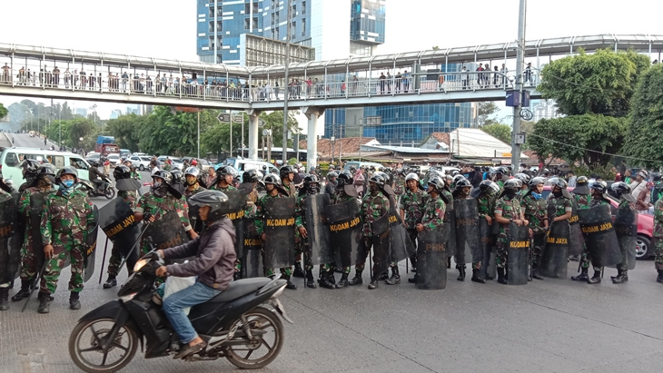 Aparat pengaman aksi. (MP/Asropih)