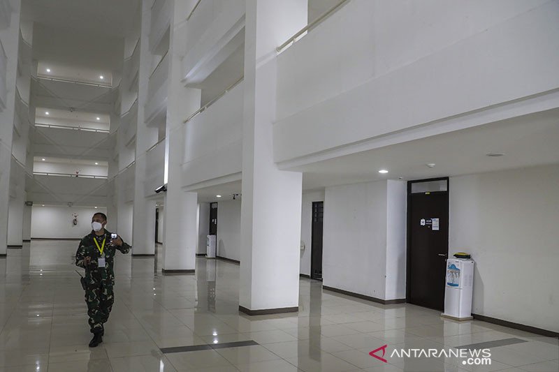 Petugas Satgas COVID-19 mengecek tower lima Rumah Sakit Darurat Penanganan COVID-19 Wisma Atlet Kemayoran di Jakarta, Jumat (11/9/2020). Satuan Tugas Percepatan Penanganan COVID-19 berencana membuka Tower lima yang berkapasitas 886 kamar atau sekitar 1.772 tempat tidur untuk pasien positif COVID-19 tanpa gejala guna melakukan isolasi mandiri. ANTARA FOTO/Ariella Annasya/gp/foc.