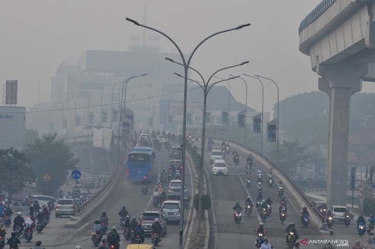   Pengguna jalan melintasi salah satu ruas jalan di kota Palembang, Sumsel, Senin (16/9/2019). (Dok ANTARA/Feny Selly/pras)