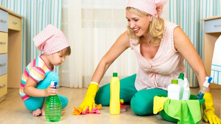 Membersihkan rumah bersama anak juga membangun kedekatan. (foto: momfiles)
