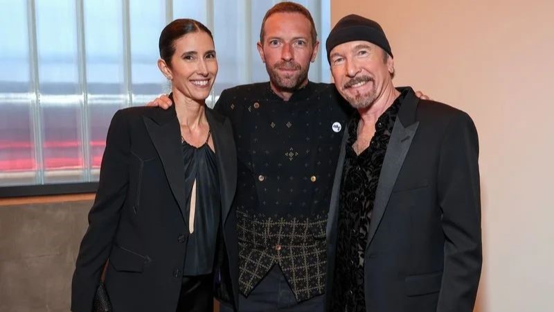 Chris Martin Tertangkap Mengenakan Beskap dari Jenama Lokal