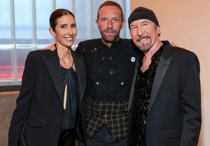 Chris Martin Tertangkap Mengenakan Beskap dari Jenama Lokal