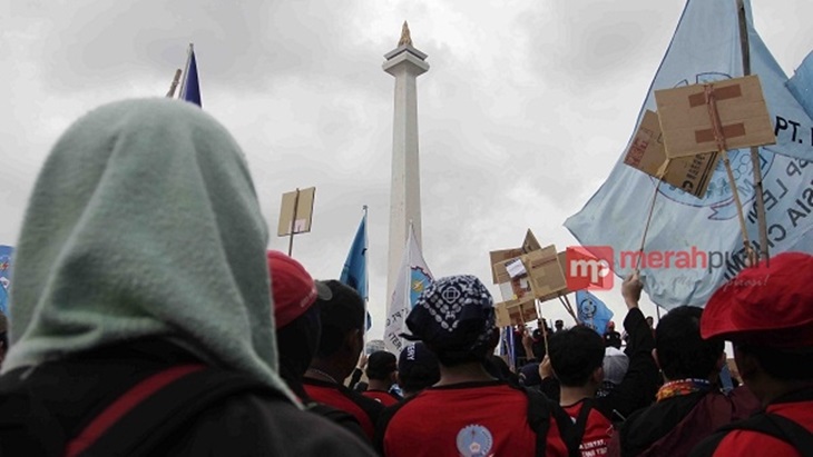 Buruh sedang berkumpul di halaman Monas sebelum memulai aksi jalan kaki ke Istana.(MP/Venansius Fortunatus)