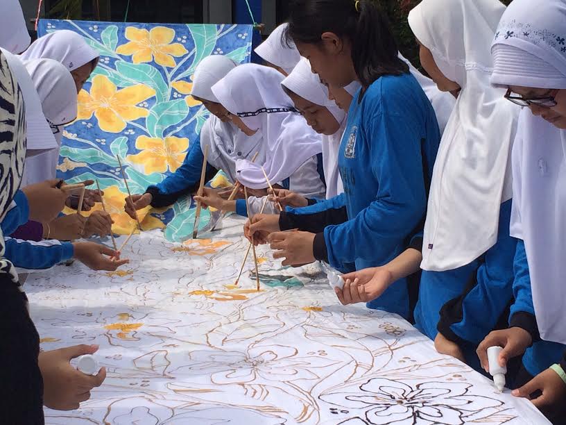 Siswa/Siswi SMPN 6 Kota Cirebon, sedang belajar Batik Lem, (MP/Mauritz)