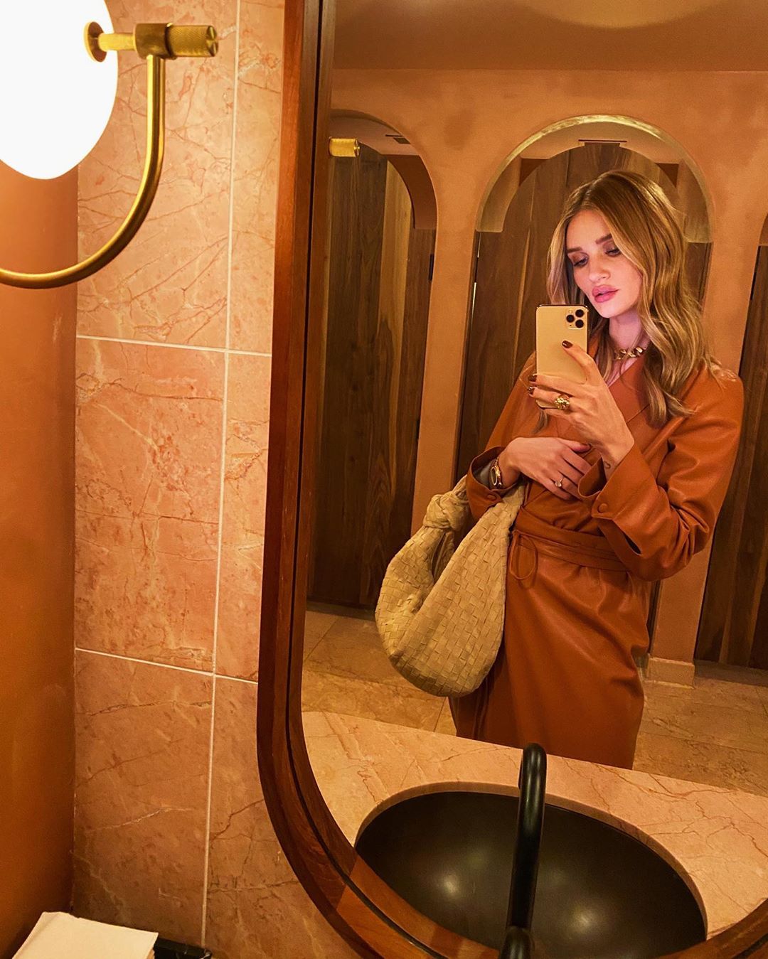 Kasual dan Elegan, 5 Inspirasi 'Outfit' ala Selebritas Hollywood