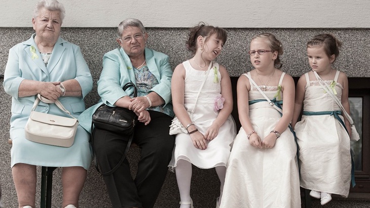 Generasi sandwich berada di tengah generasi di atas dan di bawahnya. (Foto: Pixabay/bogitw)