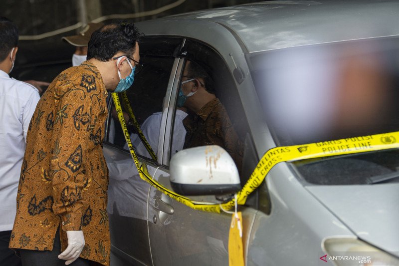 Komisiner Komnas Ham cek kendaraan meninggalnya 6 laskar FPI. (Foto: Antara).