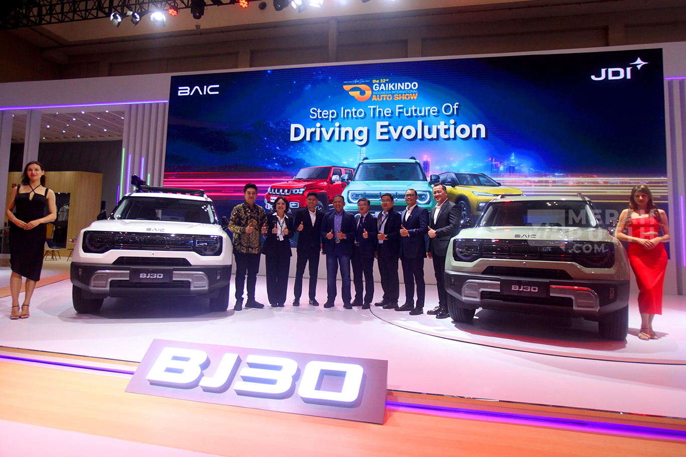 Chief Operating Officer BAIC Indonesia, Dhani Yahya (tengah) bersama Bambang Soesatyo dan jajaran saat peluncuran Mobil SUV BAIC BJ30 Hybrid dalam ajang Gaikindo Indonesia International Auto Show (GIIAS) 2025 di ICE BSD, Tangerang, banten, Rabu (23/7/2025).