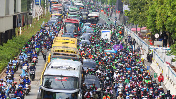 Dari Berbagai Penjuru, Buruh Konvoi Motor Menuju Monas Peringati Hari Buruh 2026