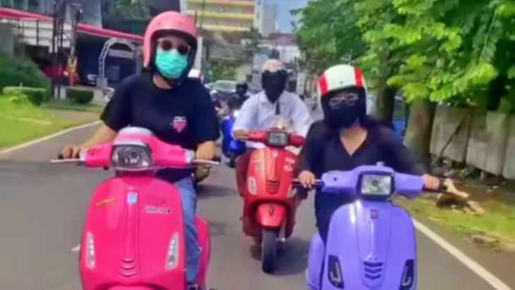 Iri Bilang Bos! Ini Gaya Tongkrongan 'Dedek-Dedek' Vespa Matic