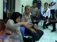 Meski Sakit, Risma Tinjau Lokasi Amblas dan Perintahkan Recovery Jalan Gubeng
