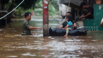 Banjir Luapan Air Kiriman Bogor Melanda Kawasan Bantaran Kali Ciliwung Pejaten Timur 