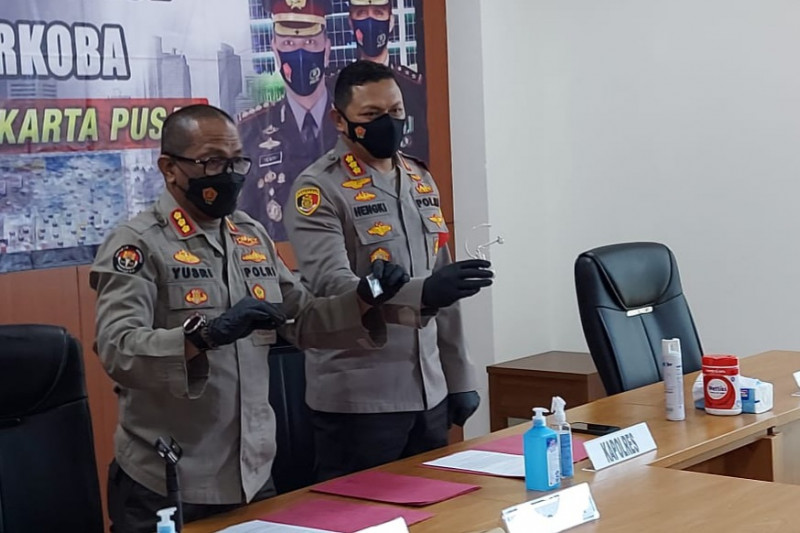 Kepala Bidang Humas Polda Metro Jaya Kombes Pol. Yusri Yunus (kiri) dan Kapolres Metro Jakarta Pusat Kombes Pol. Hengki Hariyadi (kanan) menunjukkan barang bukti narkoba saat menangkap pasangan selebritis Nia Ramadhani dan Ardi Bakrie di Polres Metro Jakarta Pusat, Kamis (8/7/20210. ANTARA/Mentari Dwi Gayati/trs.