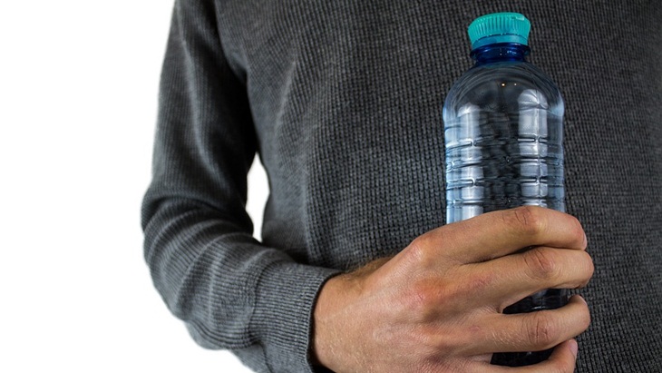 Rata-rata orang Mengonsumsi 70.000 Lebih Partikel Mikroplastik Per Tahun, Berbahayakah?
