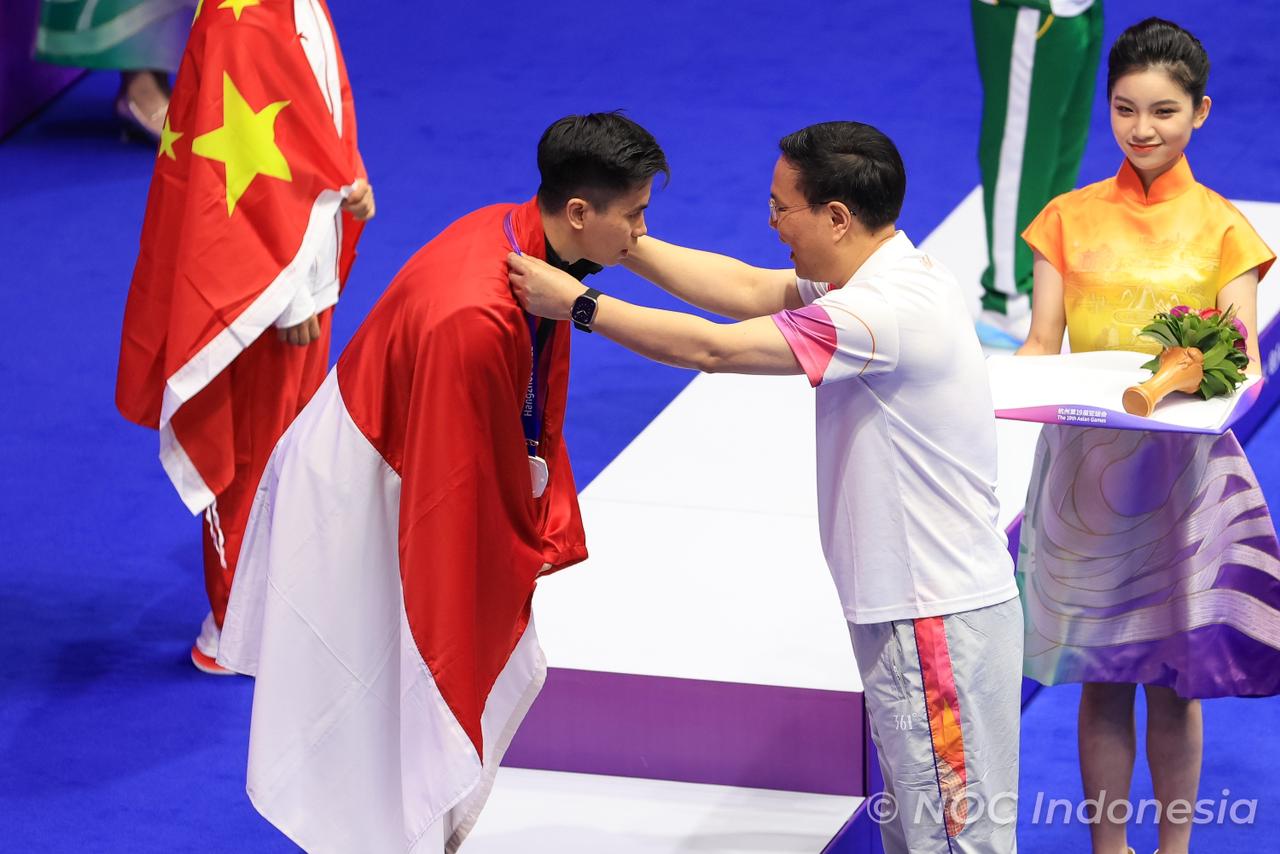 Edgar Xavier Marvelo dapat Perak/ NOC Indonesia Naif Al'as