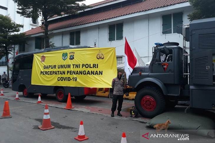 Sejumlah anggota TNI-Polri menyediakan dapur umum dampak COVID-19 di kawasan Kota Tua, Tamansari, Jakarta Barat, Selasa (14/4/2020). ANTARA/Devi Nindy/am.