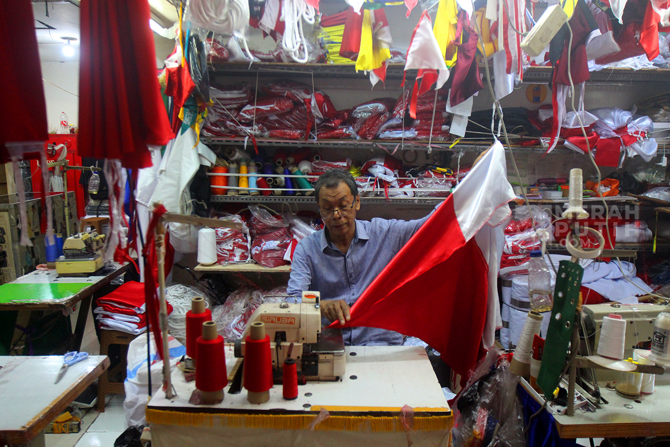 Penjahit Bendera Merah Putih Kebanjiran Order Jelang HUT Kemerdekaan RI ke 79