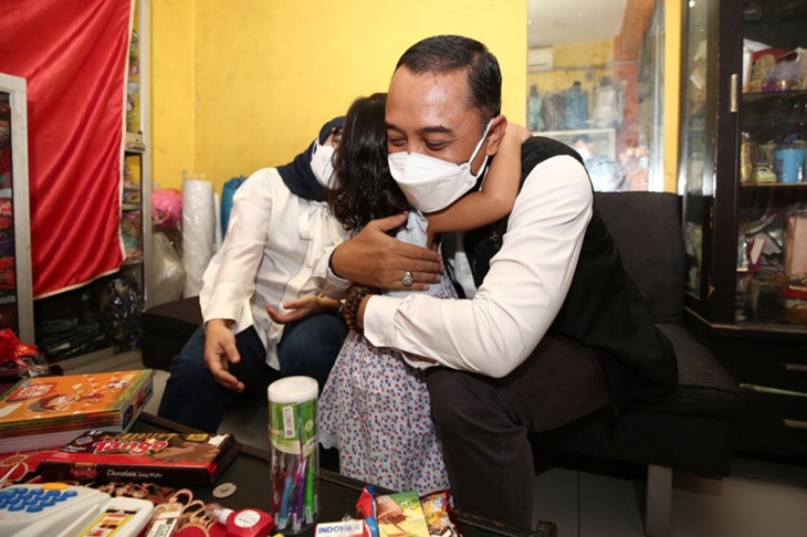 Dokumentasi - Wali Kota Surabaya Eri Cahyadi memeluk salah seorang anak perempuan yang ditinggal orang tuanya karena COVID-19 di Kota Surabaya, Sabtu (21/8/2021). (FOTO ANTARA/HO-Humas Pemkot Surabaya)