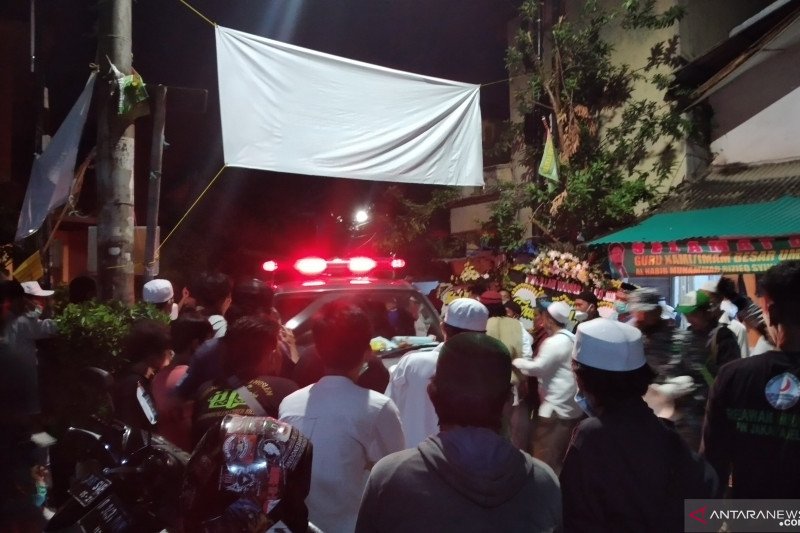 Ambulans terakhir pembawa jenazah enam laskar FPI tiba di Markaz Syariah Petamburan, Jakarta Pusat, Selasa (8/12/2020) malam. (ANTARA/Fauzi Lamboka)
