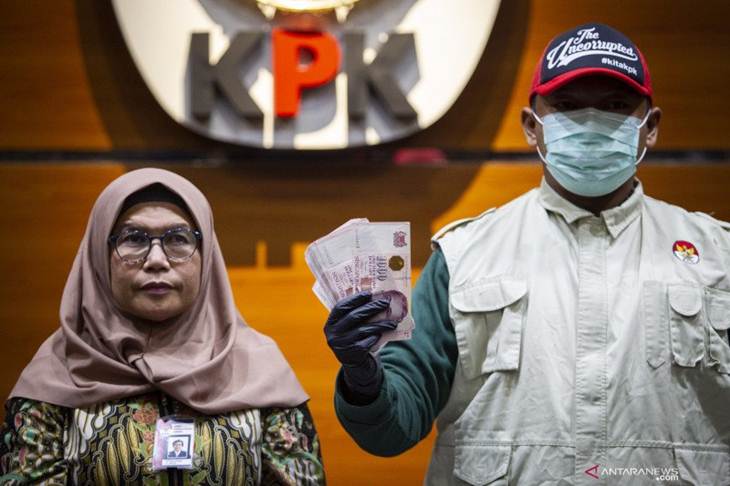 Wakil Ketua KPK Lili Pintauli Siregar (kiri) menyaksikan penyidik menunjukkan barang bukti operasi tangkap tangan (OTT) KPK yang menjerat seorang komisioner KPU di gedung KPK, Jakarta, Kamis (9/1/2020). ANTARA FOTO/Dhemas Reviyanto/wsj.