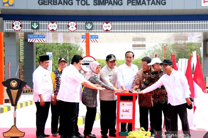 Presiden Joko Widodo (tengah) didampingi Menteri BUMN Erick Thohir (kiri), Menteri PUPR Basuki Hadimuljono (kedua kiri), Gubernur Lampung Arinal Djunaidi (ketiga kanan), Gubernur Sumatera Selatan Herman Deru (keempat kiri), dan Direktur Utama PT Hutama Karya Bintang Perbowo (kedua kanan) menekan sirine peresmian Tol Trans-Sumatera ruas Terbanggi Besar-Pematang Panggang-Kayu Agung (Terpeka) di Kilometer 240 Mesuji, Lampung, Jumat (15/11/2019). ANTARA FOTO/Ardiansyah/aww.