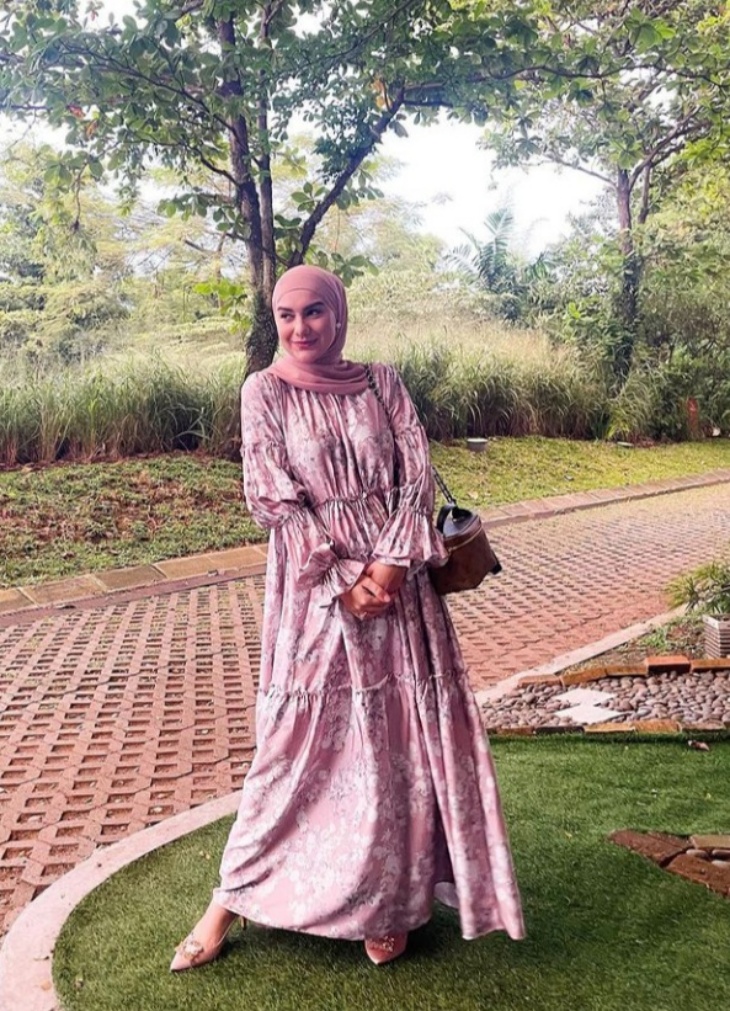 Tampak ceria nan manis ala Irish Bella. (Foto: Instagram/@_irishbella_)