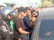 Massa Sempat Ricuh Mas Botok Pati Masuk Mobil Polisi di DPR, Polda Tepis Isu Penangkapan
