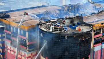 Aksi Bronto Skylift Damkar Padamkan Sisa Kebakaran Gedung Glodok Plaza Jakarta