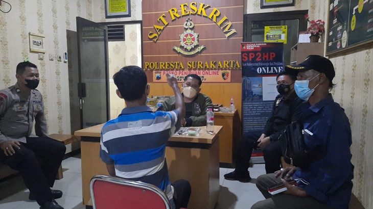 Sopir feeder BST Sudibyo melaporkan kasus penganiayaan di Mapolresta Surakarta, Senin (20/12). (MP/Humas Polresta)