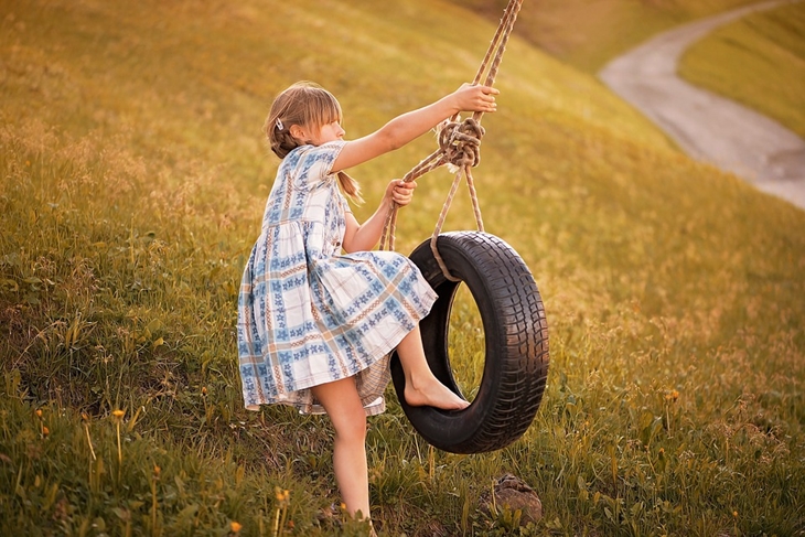 Bermain ayunan mendorong anak lebih berkomunikasi. (Foto: Pixabay/Pezibear)