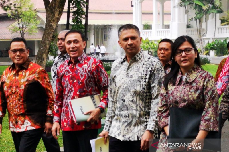 Sejumlah pengurus PSSI 2019-2023 menuju Istana Merdeka Jakarta untuk bertemu Presiden Jokowi. (Agus Salim)