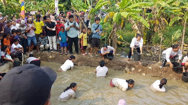 Ratusan emak-emak di Cirebon deklarasikan dukungan untuk Jokowi-Ma'ruf. (Mauritz)