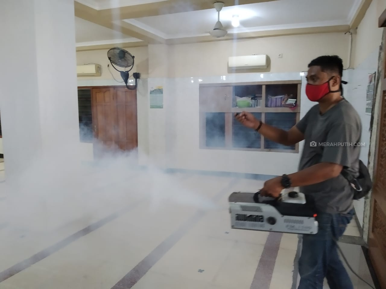 Bejo Sugiantoro Keliling Kampung untuk Semprotkan Disinfektan Secara Gratis