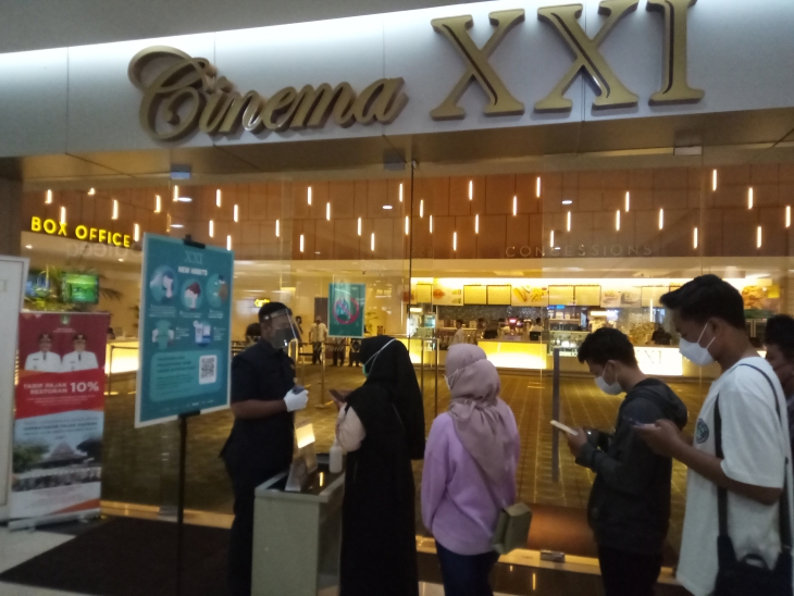 Warga mengantre menonton bioskop di Cinema XXI Solo Paragon Mall, Selasa (16/3). (Foto: MP/Ismail)