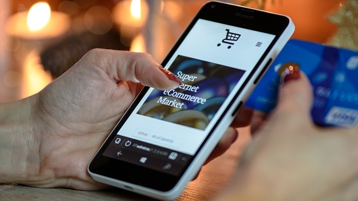 Gambar orang berbelanja online dari handphone. (Pixalbay/PhotoMix-Company)