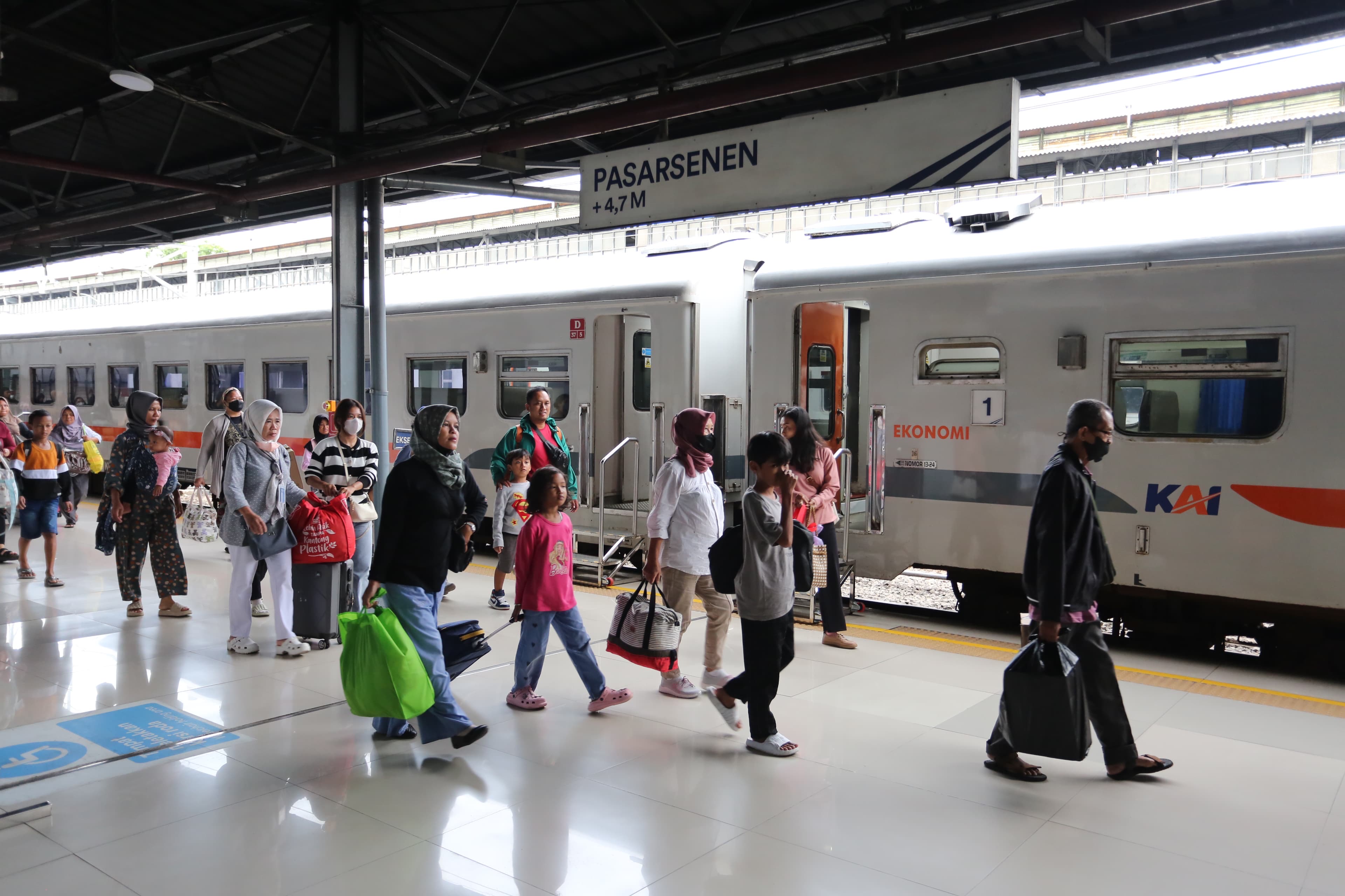 10 Rute Kereta Jarak Jauh Terlaris Sepanjang Long Weekend Idul Adha 2025